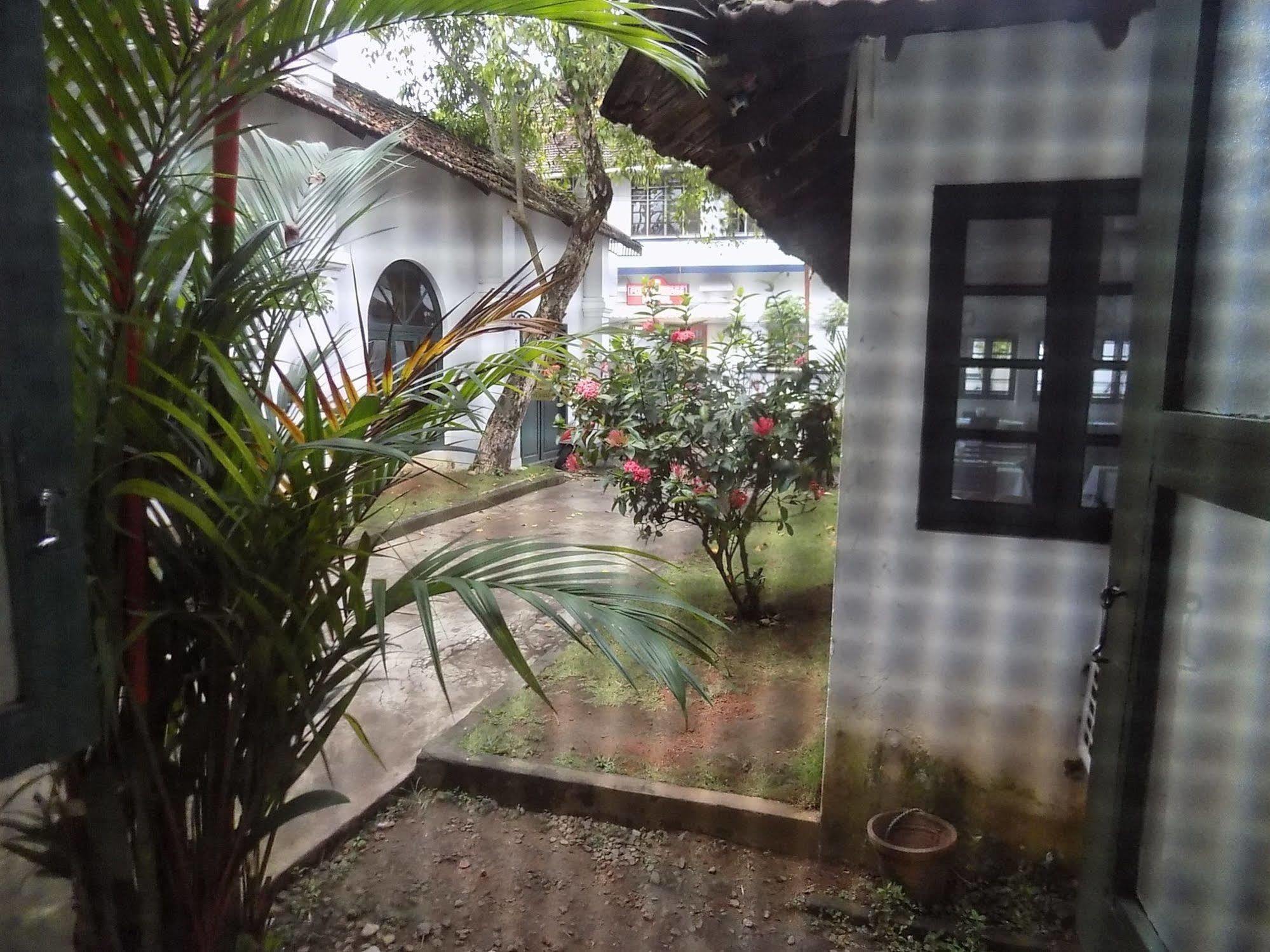 Bed and Breakfast Elphinstone Residency Коччи Экстерьер фото